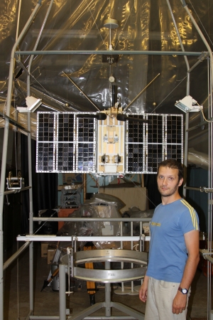 Сотрудник компании Спутникс Стас Карпенко на стендовых испытаниях системы ориентации