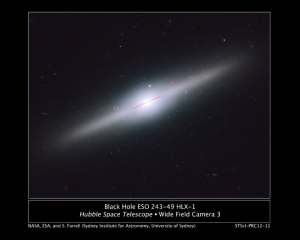 Черная дыра HLX-1 находится над плоскостью галактики ESO 243-49 (cfa.harvard.edu)