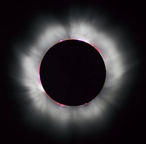 Корона солнца, видимая во время затмения (wikipedia.org)