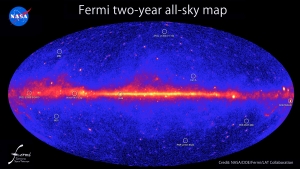 Вселенная в гамма-диапазоне. Полоса в середине - плоскость Млечного пути, яркие точки - сверхновые, черные дыры и пульсары (space.com)