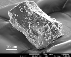 Образец астроида Итокава под микроскопом (sciencedaily.com)