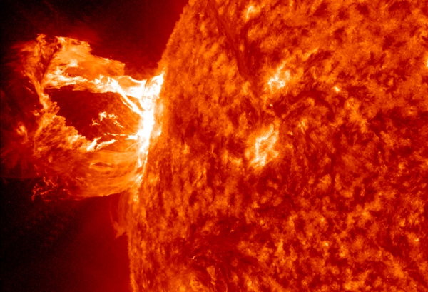 Протуберанец, выпущенный Солнцем 16 апреля (space.com)