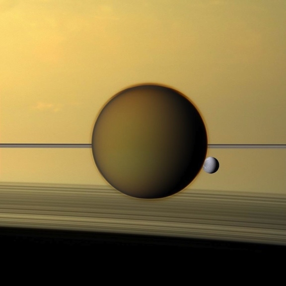 Титан с Диона на снимке Кассини (nasa.gov)