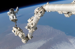 Астронавт С. Робинсон на руке Канадарм2 (Фото - https://en.wikipedia.org)