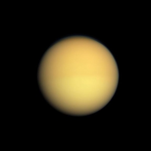 Титан имеет плотную метановую атмосферу (space.com)