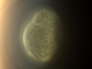 Вихрь в атмосфере Титана в естетственном цвете (nasa.gov)