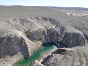Река в районе кратера (space.com)