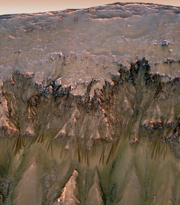 Весенние потоки Марса (space.com)
