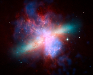 Материя покидает галактику M82 (ucsd.edu)