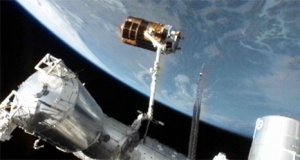 Аппарат в хватке канадской руки (space.com Аппарат в хватке канадской руки (space.com