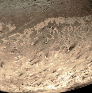 Поверхность Тритона на снимке Вояджера (wikimedia.org)