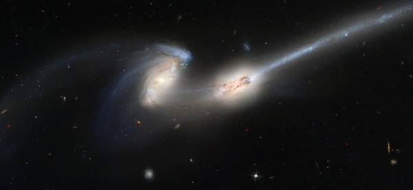 Столкновение галактик NGC 4676A и NGC 4676B (wikipedia.org)