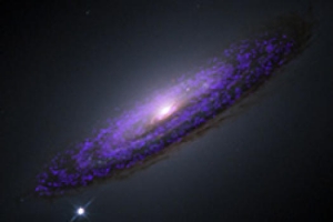 Синим окрашен газ в галактике NGC4526 (sciencedaily.com)