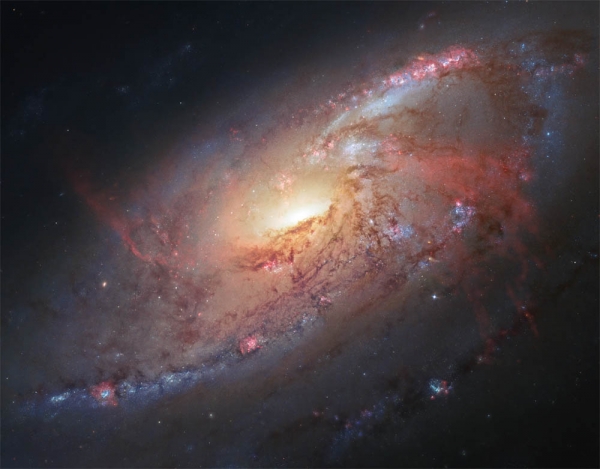 Галактика М106 на снимке телескопа Хаббл (space.com)