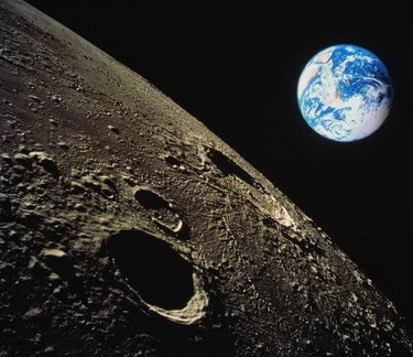 Размер Луны превосходит показатели прочих спутников (Изображение — universetoday.com)