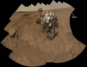 Марсозод и один из камней, в котором были найдены благопритяные для жизни вещества (space.com)