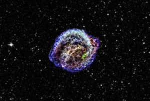 Рентгеновский снимок остатков взрыва, наложенный на оптический снимок звездного неба (chandra.harvard.edu)