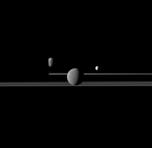 Три луны на фоне темной стороны планеты (sciencedaily.com)