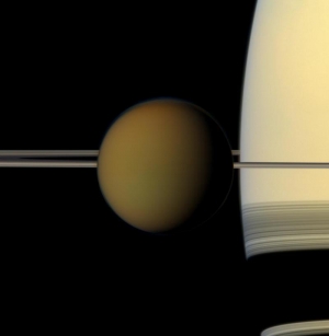 Титан и Сатурн (jpl.nasa.gov)