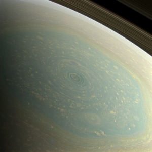 Ураган Сатурна (esa.int)