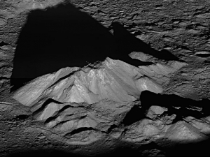 Тени в кратере Тихо (space.com)
