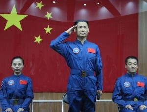 Трое китайских космонавтов (newscientist.com)