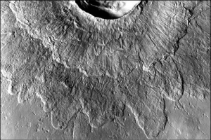Пример кратера с двойным слоем (brown.edu)
