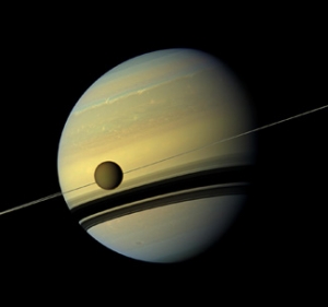 Титан на фоне Сатурна (ucsc.edu)