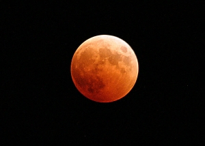 Луна во время затмения Землей (wikipedia.org)