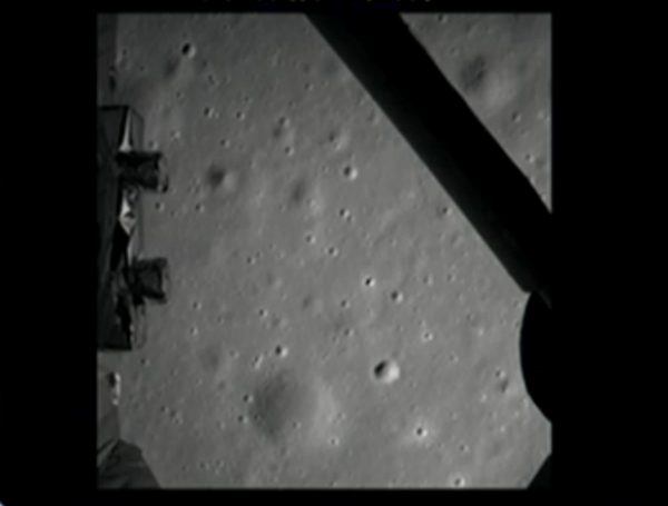 Первый снимок после посадки (space.com)