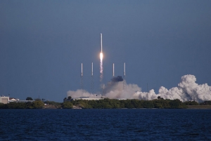 Запуск ракеты Falcon 9 (space.com)