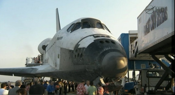 Атлантис окружен людьми после посадки (space.com)