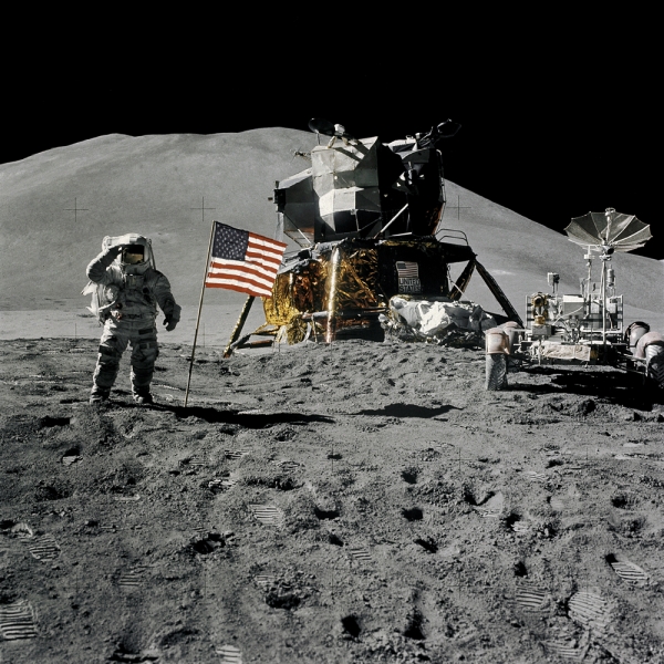 Астронавт Джеймс Ирвин 1 августа 1971 года. Справа - первый лунный ровер. (nasa.gov)