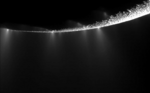 Потоки воды, вырывающиеся из-под поверхности Энцелада (space.com)