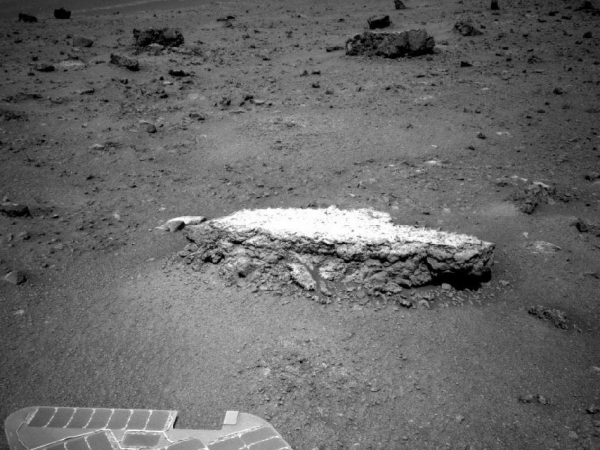 Фотография камня Тисдейл 2, сделанная при помощи навигационной камеры марсохода (nasa.gov)
