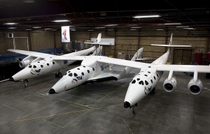 WhiteKnightTwo/SpaceShipTwo в ангаре (space.com)