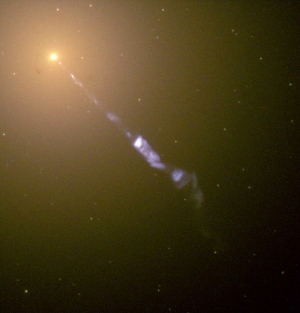 Черная дыра в активной галактике М87, испускающая лучи (wikipedia.org)