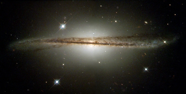 Галактика ESO 510-G13, искривленная в результате столкновения (wikipedia.org)