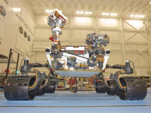 Марсоход во время последних этапов тестирования в Лаборатории реактивного движения (space.com)
