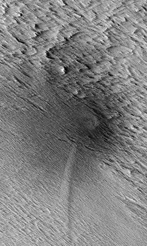 Полосы в ударном кратере на Марсе (space.com)