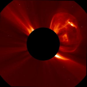 Корональный выброс массы на снимке SOHO (space.com)