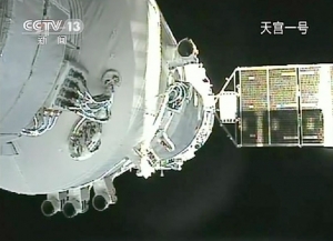 Корабль Шеньжоу, пристыкованный к орбитальной станции Тиангон-1 (space.com)