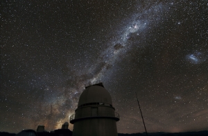 Млечный путь над датским телескопом ESO (eso.org)