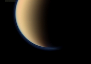 Разные цвета слоев атмосферы Титана видны на снимке Кассини (space.com)