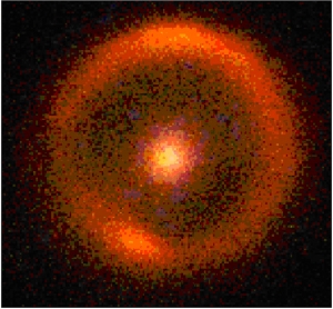 В центре изображения яркое пятно - галактика JVAS B1938 + 666, действующая как гравитационная линза, создающая кольцо из света еще более далекой галактики (keckobservatory.org)